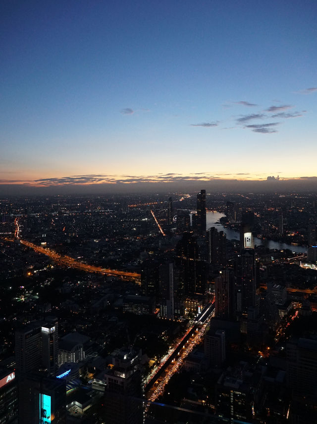 พาชมวิวตึกมหานครยามค่ำคืน 🌃