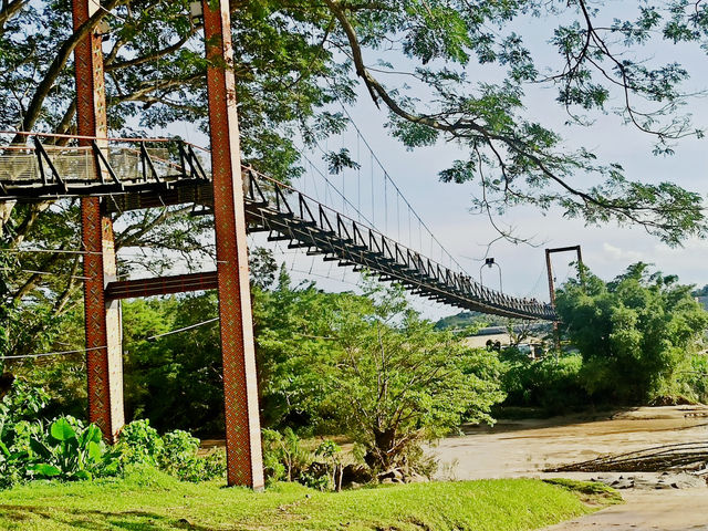 🌉 Tamparuli Suspension Bridge: A Wobbly Walk & Local Flavors!