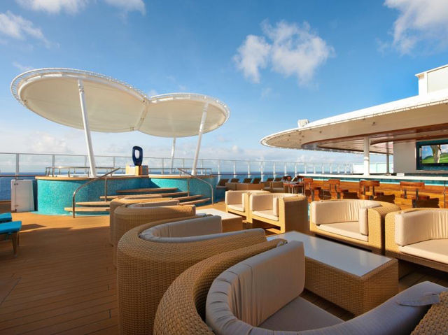 "Norwegian Breakaway: The Ship That’s Basically a NYC Party… But With More Sunscreen" 🗽🚢🌞