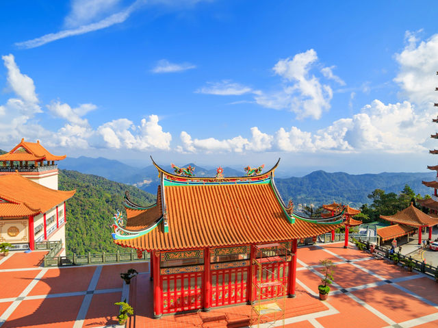 “The Heavenly Gateway: Chin Swee Temple Above the Clouds”