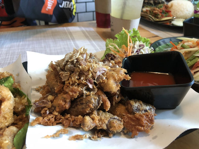 ソムタムの美味しい明るい店内のレストラン