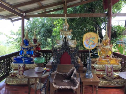 五色佛像很美🤍❤️💙💛💚山頂的寺廟⛰️🛕