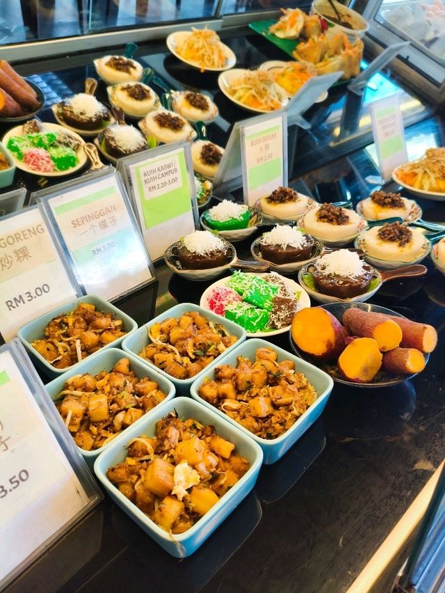 Discover Traffic Light Coffee Shop – Yong Peng’s Beloved Local Eatery