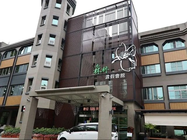 要來推薦一家在台中東勢景點，很適合家庭旅遊-東勢林場，東勢林場就位於台中的郊區，東勢林場可是擁有台中最美麗森步道和體能訓練營的地方，來這邊可以一次滿足住宿、親子設施、森林步道、和美食、晚上還可以夜間導