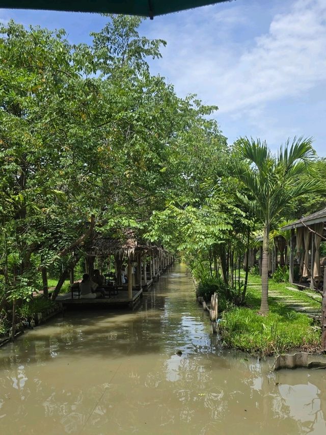 ครัวบ้านไทรน้อย กินในสวน มีคลอง เรือ เป็ด ปลา ครบ