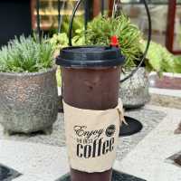 “กาแฟดี บรรยากาศโดน ใจละลายไปกับต้นไม้ 🌿☕”