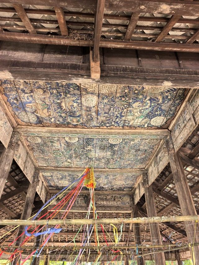 วัดโคกศรีษะเกษ: ชมจิตรกรรมฝาผนังบนเพดานในฤดูฝน