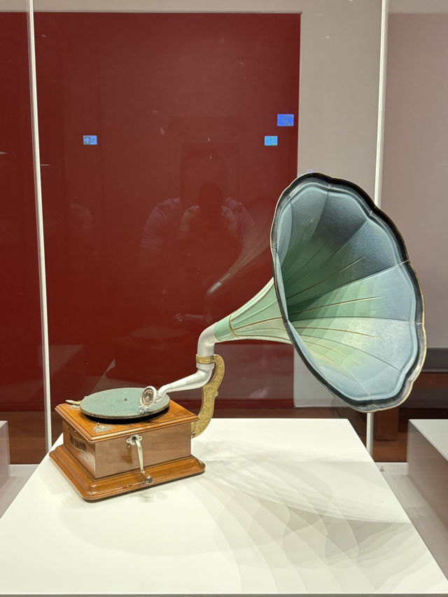 【香港】 故宮又有新展覽3：輪換最新藏品：新龍袍、自來鐘！