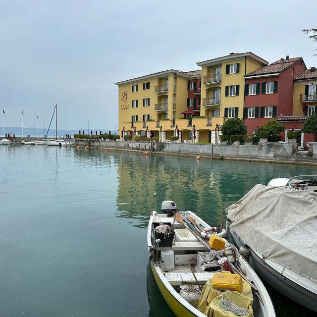 🏰 *"The Scaligero Castle: A Fairytale Fortress on Lake Garda" 🌊⚔️