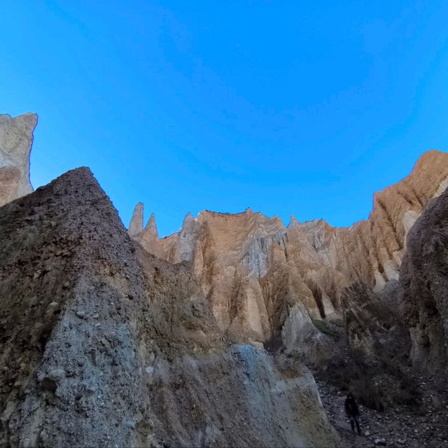 Nature’s Cathedral: The Majestic Clay Cliffs of Omarama