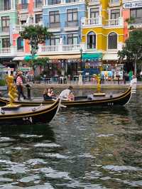 【Gondola Water Taxi】沿岸有瑰麗色彩之排屋可供欣賞！