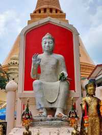 歴史と信仰が刻まれた美しい彫刻たち。タイ文化の深さを感じる場所🗿✨ #タイの彫刻 #ワットプラパトムチェディ #伝統美