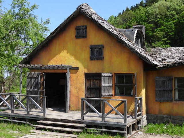 🎯【山形・庄内映画村オープンセット】映画の世界に迷い込む、壮大な時代劇ロケ地巡り  山形県鶴岡市月山山麓にある「スタジ
