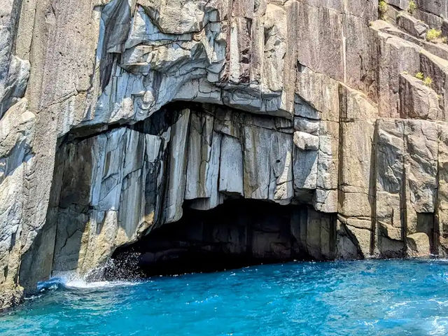 【日本にもあった！三重の“青の洞窟”で神秘の海体験】