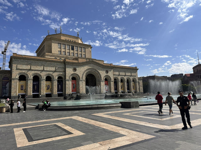 【Republic Square／共和国広場｜エレバン“ピンクの調べと踊る噴水が息づく都市の心臓”】