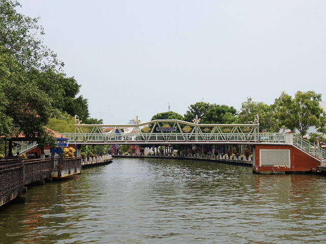 🌊 Malacca River Walk – Two Worlds in One Stroll 