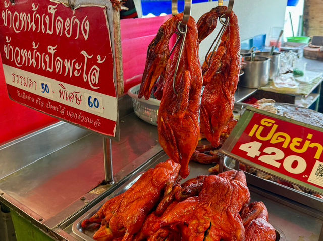 Wat Lam Phaya Floating Market