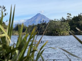 🌄 Lake Mangamahoe｜Taranaki火山腳下的鏡面湖泊 