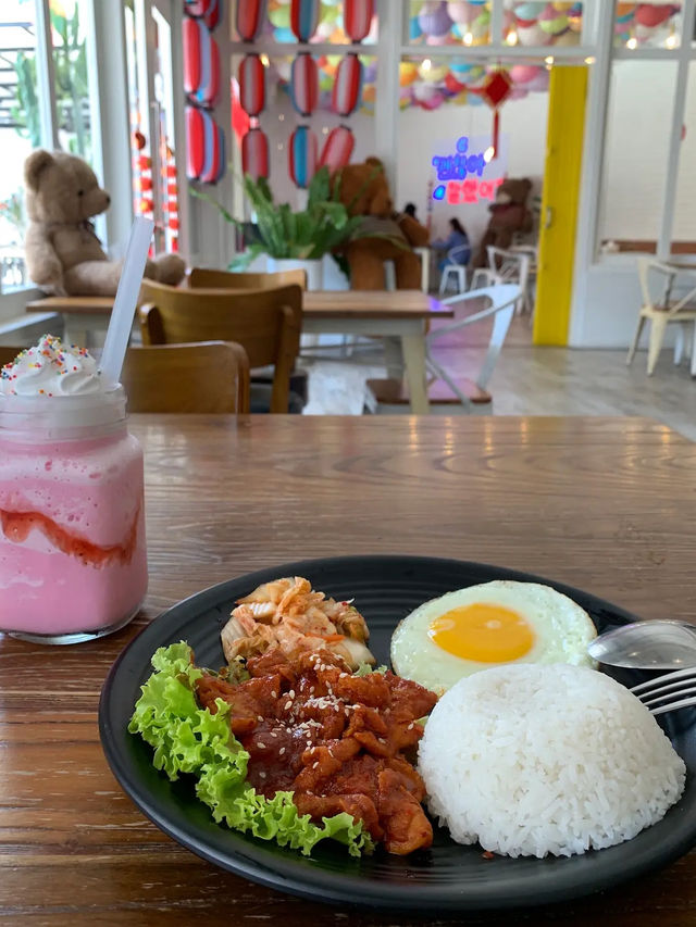 Lee’s Café & Bar: Where Every Table Has a Teddy