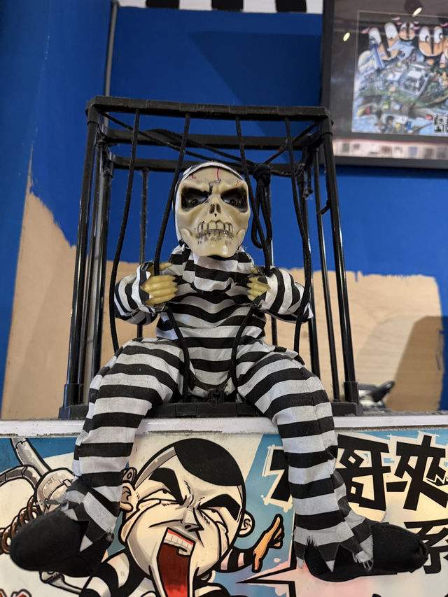 綠島大哥故事館，不只是眼睛的旅行，更是心情的散步。你在陽光與海浪之間，遇見一個又一個島嶼的幽默靈魂。如果說綠島是個神祕又自由的海島，那麼，大哥故事館，就是這座島上最會說故事的靈魂玩家。別忘了帶走一樣文
