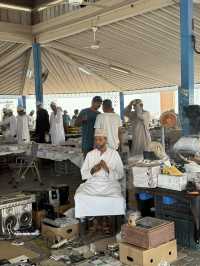 Must-Visit Friday Market Experience in 🇴🇲