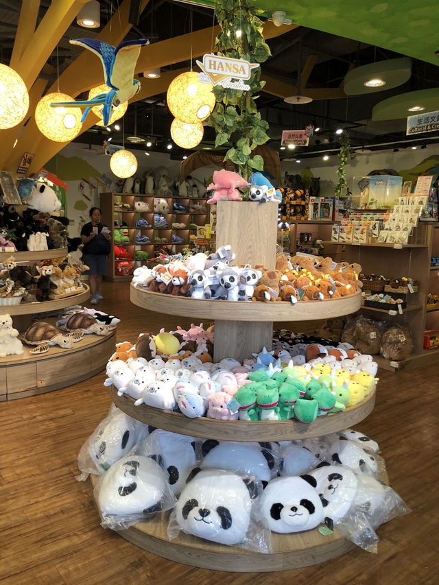 樂園中的精品店很多特別可愛的公仔🐯🦁🐻🐮