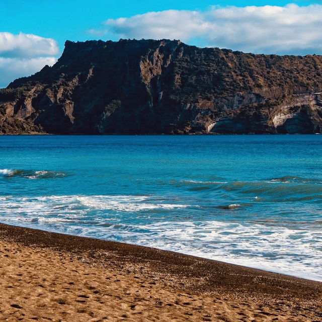 A Unique Volcanic Shoreline with Dramatic Views of Sunrise Peak