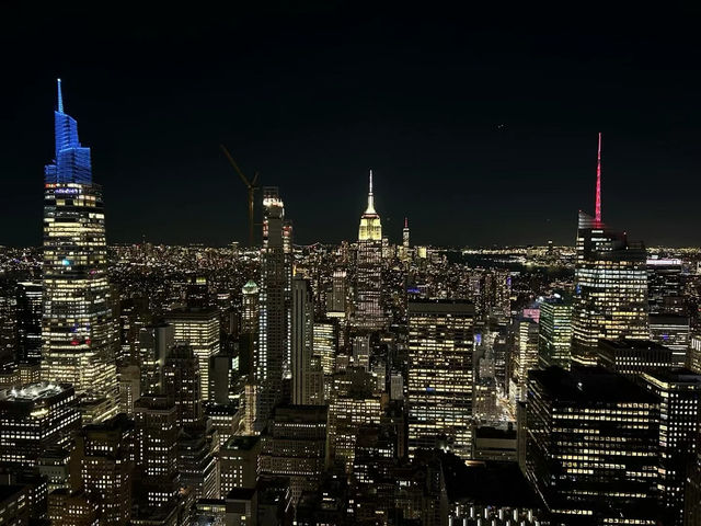 🌌 曼哈頓的夜晚,是夢與現實交疊的縫隙 🌌 曼哈頓的夜晚,是夢與現實交疊的縫隙