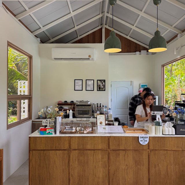 คาเฟ่สไตล์มินิมอล กลางสวนสุดชิล จ.ระยอง  คาเฟ่สไตล์มินิมอล กลางสวนสุดชิล จ.ระยอง
