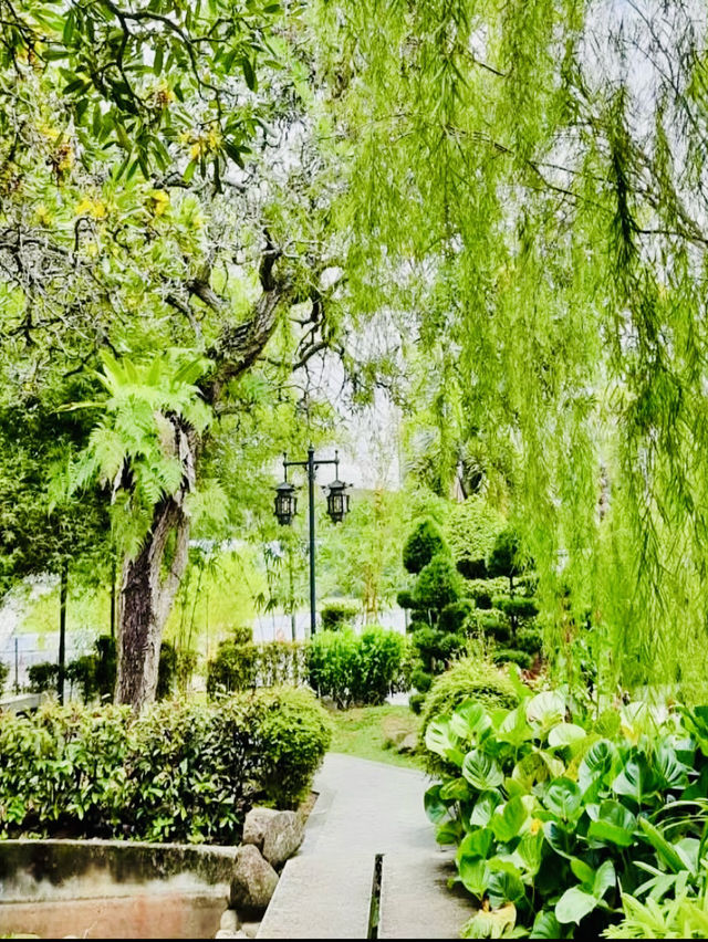 East Meets Harmony at the Malaysia-China Friendship Garden 🇲🇾❤️🇨🇳 East Meets Harmony at the Malaysia-China Friendship Garden 🇲🇾❤️🇨🇳