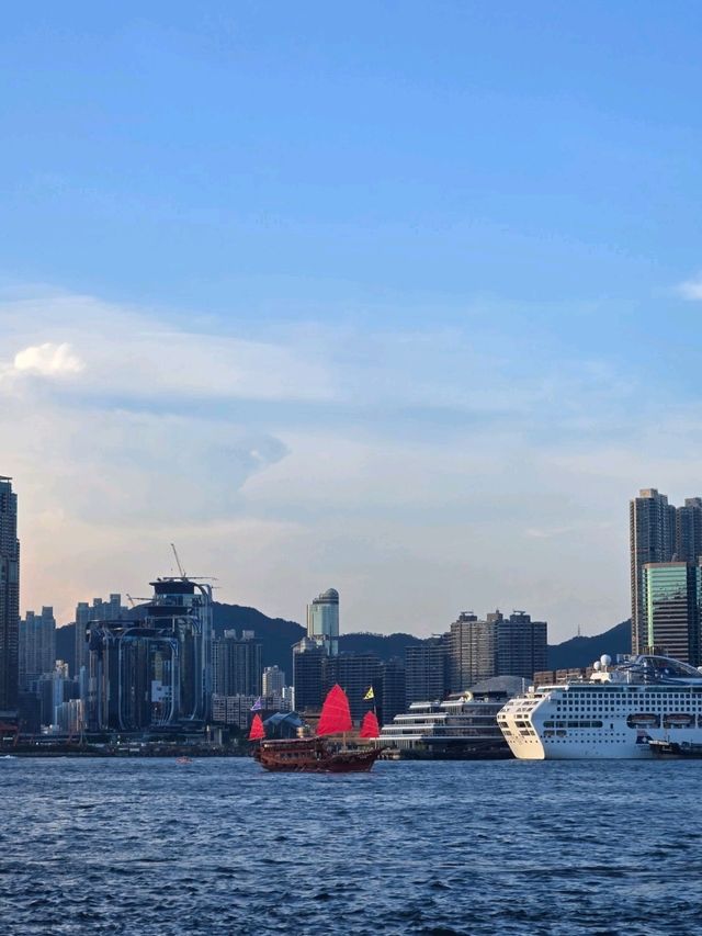 陽光下的繁華都市探索🌅🎡黃昏時分的中環碼頭
