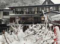 日本玩-「銀山溫泉」一個凝結在日本大正時代及宮崎駿童話裡的雪白世界，此生必訪！