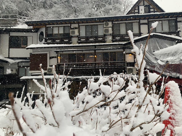 日本玩-「銀山溫泉」一個凝結在日本大正時代及宮崎駿童話裡的雪白世界，此生必訪！