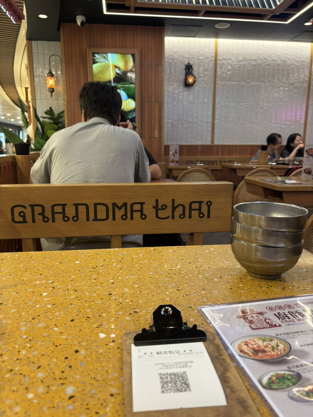 🌶️ 屯門泰料黑馬！「燒豬頸肉+炸蝦餅」封神組合～海南雞鮮嫩到犯規！