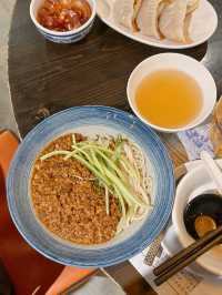 尖沙咀上海小籠包肉汁爆餡😋  