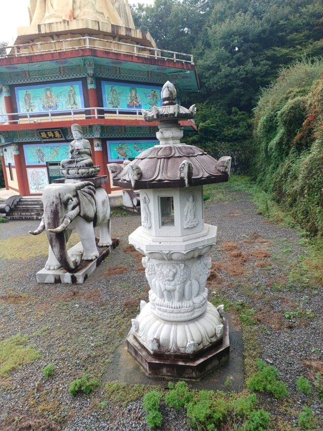 독특한 불상의 존재감이 돋보이는 광양 운암사