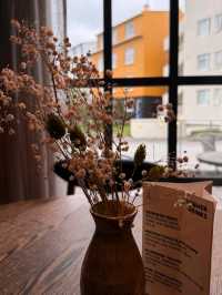 CAFÉ WITH GREAT COFFEE & PASTRIES.