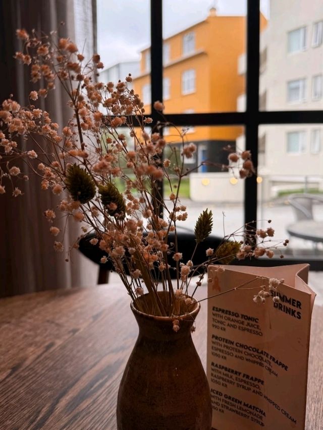 CAFÉ WITH GREAT COFFEE & PASTRIES. CAFÉ WITH GREAT COFFEE & PASTRIES.