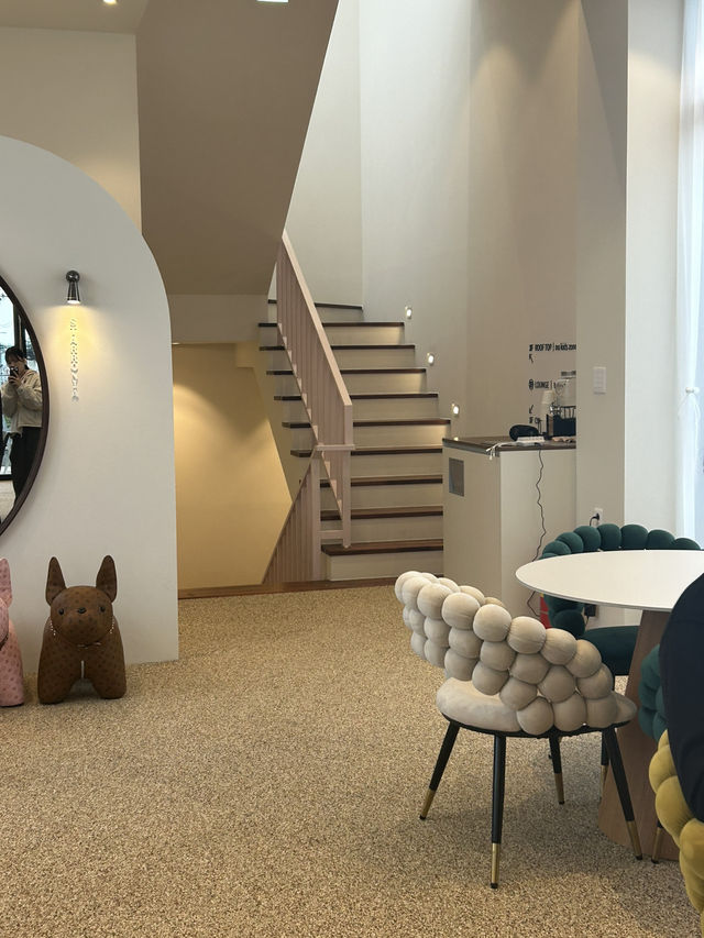 바삭한 굴뚝빵과 여유가 공존하는 베이커리 카페 바삭한 굴뚝빵과 여유가 공존하는 베이커리 카페