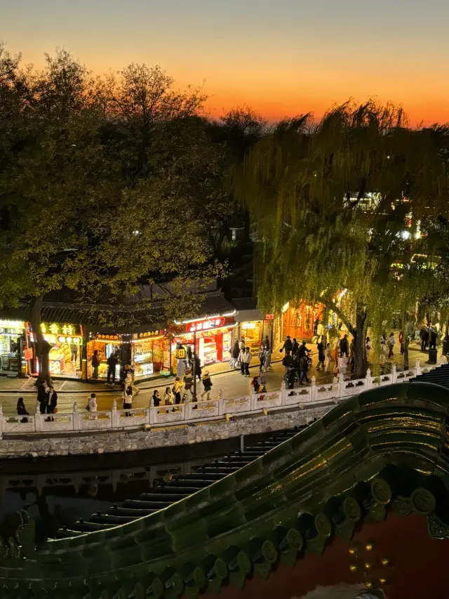 什剎海夜晚散步去吧