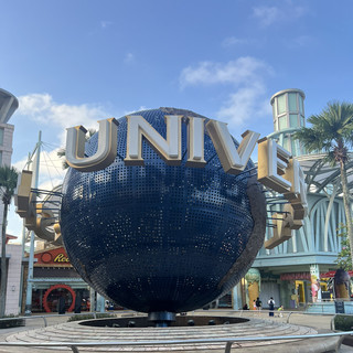 Окунитесь в захватывающие приключения в Universal Studios Singapore 🎢🌞
Лучший тематический парк Сингапура пропитан магией кино — от захватывающих аттракционов до культовых декораций, таких как Древний Египет. Гигантские статуи в египетском стиле охраняют вход, создавая атмосферу для вашего насыщенного приключения и создавая завидные фотографии на фоне современного горизонта Сентозы!

🗺️ Маршрут и обязательные к посещению места:
Начните с селфи в легендарном парке Universal Studios Globe (5 Garden Ave) — классическом месте для вашего путевого альбома! Затем отправляйтесь в парк (8 Sentosa Gateway, открыто с 10:00 до 20:00 до 14 декабря, с 10:00 до 21:00 с 15 по 31 декабря, вход 423 сингапурских доллара) и отправляйтесь на самые захватывающие аттракционы, такие как «Звёздный крейсер «Галактика», «Месть мумии» (где возвышаются египетские статуи) и «Парк Юрского периода: скоростные аттракционы». Мой совет: попробуйте как можно больше аттракционов — после полудня очередь на популярные становится длиннее.

📸 Ракурсы для Instagram:
Сфотографируйтесь у двух египетских статуй у входа — утреннее солнце идеально подчеркивает детали. Не пропустите внутренние снимки пальмовых улиц Голливудского бульвара и футуристического силуэта научно-фантастического города.

💡 Советы посетителям:
Приходите пораньше, чтобы очереди были короче, а погода была прохладнее. Перед катанием на водных аттракционах воспользуйтесь уличными шкафчиками (вода и ценные вещи несовместимы!). Пейте много жидкости — в Сингапуре очень жаркое солнце, поэтому возьмите с собой солнцезащитный крем, солнцезащитные очки и небольшое полотенце. Держите билет под рукой для повторного входа или использования экспресс-полос.

⚠️ Меры предосторожности:
На некоторых аттракционах действуют ограничения по росту. Закрывайте незакрепленные вещи перед посадкой на скоростные горки и проверяйте время работы — оно может меняться в зависимости от сезона или дня недели.

#Сингапур #UniversalStudios #ThemePark #BlockbusterFun #TravelTips