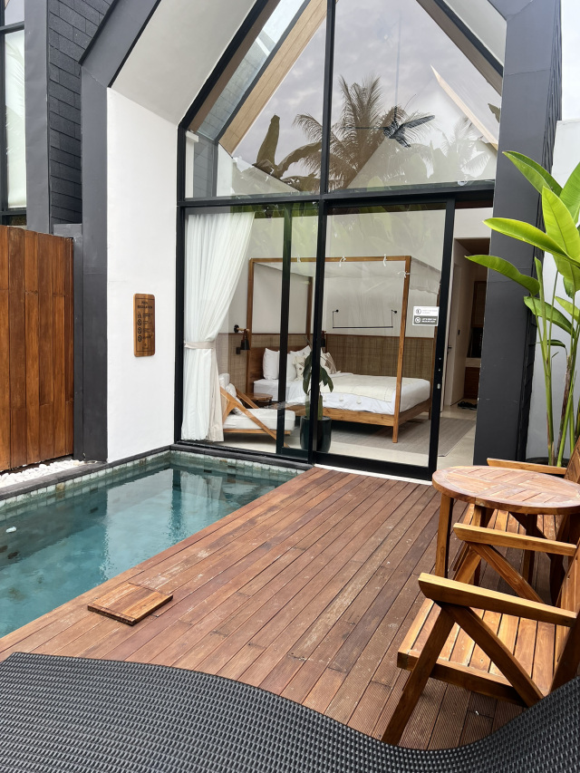 Bermimpi tentang tempat santai terbaik di Bali? Ubud Tannari Villa memanggil namamu! Vila modern dan eksklusif ini adalah surga bagi siapa saja yang suka bersantai dengan gaya. Bayangkan bersantai di tepi kolam renang pribadi di luar ruangan, dikelilingi oleh tanaman tropis yang rimbun—suasananya benar-benar luar biasa! 😎🌿

Terletak di jantung Ubud, Tannari Villa memberikan akses mudah ke semua tempat yang wajib dikunjungi. Baik itu mengunjungi teras-teras sawah yang terkenal atau sekadar menikmati pemandangan dari vila yang nyaman, semuanya terasa sangat menyenangkan. Ditambah lagi, interior vila ini bergaya dan sangat Instagrammable, membuat setiap momen di sini layak untuk diabadikan. 📸✨

Alamat: Ubud Tannari Villa, Jalan Raya Ubud, Ubud, Gianyar, Bali, Indonesia
Waktu terbaik untuk berkunjung: Kapan saja saat kamu butuh pelarian!
Fasilitas: Kolam renang pribadi di luar ruangan, taman tropis, kamar tidur yang luas, ruang tamu dalam/luar ruangan

Siap untuk meningkatkan petualangan Bali-mu? Kunjungi Trip.com untuk memesan penginapanmu dan nikmati suasana santai di tepi kolam yang epik yang pantas kamu dapatkan!