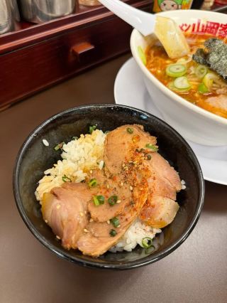 삿포로 미소 라멘, 진한 국물과 향긋한 미소의 풍미.