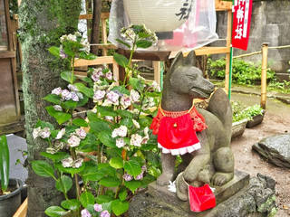 ⛩️ 鳥居連綿的千本鳥居奇蹟！東京上野公園「花園稻荷神社」隱藏版祈緣秘境 🦊✨