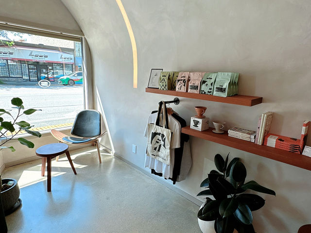 Vancouver에서 나름 유명한 핫한 카페 Slo coffee”