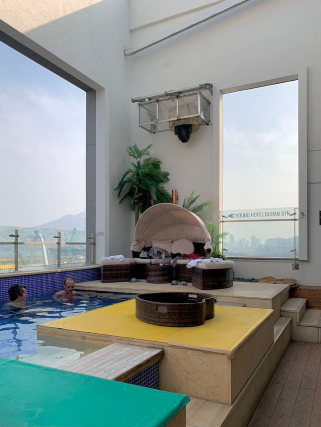 알록달록 루프탑수영장이 있는 부산숙소🌈👙