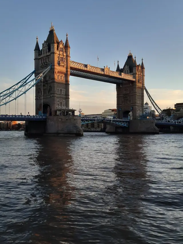 𝑬𝒙𝒑𝒍𝒐𝒓𝒆 𝑳𝒐𝒏𝒅𝒐𝒏 - 𝑾𝒉𝒆𝒓𝒆 𝑯𝒊𝒔𝒕𝒐𝒓𝒚 𝑴𝒆𝒆𝒕𝒔 𝑴𝒐𝒅𝒆𝒓𝒏 𝑴𝒂𝒈𝒊𝒄