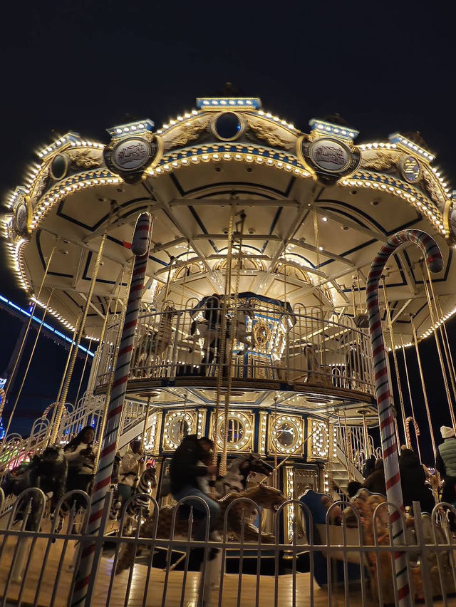 The scent of roasted chestnuts and gingerbread fills Hyde Park Winter Wonderland! 🌰🍪 The scent of roasted chestnuts and gingerbread fills Hyde Park Winter Wonderland! 🌰🍪