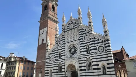 モンツァ大聖堂（Duomo di Monza）は6世紀末に創建された、モンツァを代表する歴史的建造物の一つです。現在残っている建物は主に形。 — traveler post in モンツァ