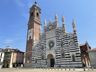 モンツァ大聖堂（Duomo di Monza）は6世紀末に創建された、モンツァを代表する歴史的建造物の一つです。現在残っている建物は主に形。